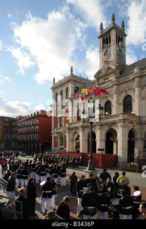 Eine große Menge hören eine Militär Stil Brass Band spielt Musik vor der CASA CONSISTORIAL Valladolid Spanien Stockfoto