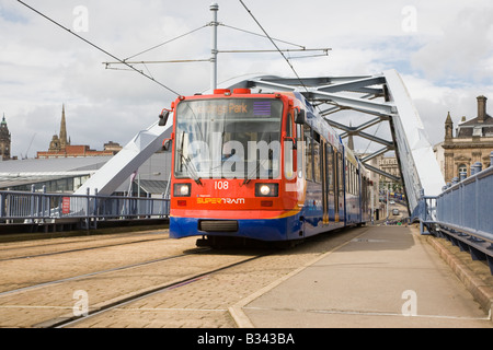 Sheffield Supertram an Park Square-Teich-s-Schmiede Stockfoto