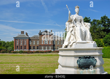 Kensington Palace mit Statue von Königin Victoria, London Stockfoto