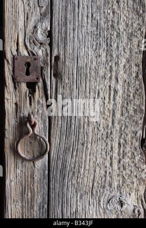 Alte Holztür mit Schlüsselloch und eisernen Griff auf das Musuem Wein Las Manchas La Palma Kanaren Spanien Stockfoto