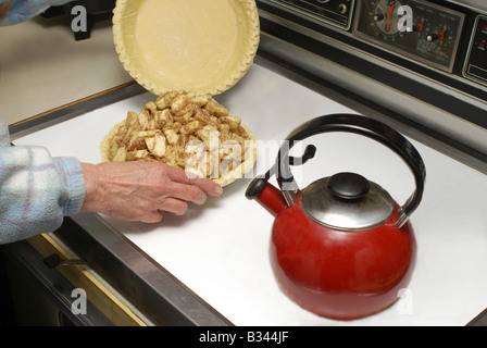 Letzten Schliff vor dem Backen Torte Stockfoto