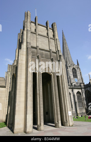 Stadt von Sheffield, England. Niedrige abgewinkelt, Blick auf den modernen Eingang Sheffield Cathedral. Stockfoto