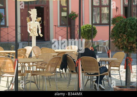 Ein Café am Theaterplatz in der alten Stadt Klaipeda Litauen Stockfoto