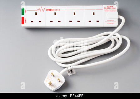 Vier 4 Sockel 240 Volt elektrische Verlängerungskabel und Surge guard Stockfoto