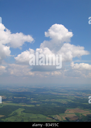 Luftbild aus einem Segelflugzeug von Cumulus-Wolken in der deutschen sky - Arround Saarbrücken - Saarland Stockfoto