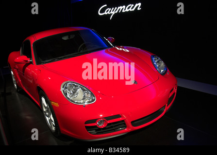 Ein leuchtend roter Porsche Cayman auf der LA Auto Show 2006. Stockfoto