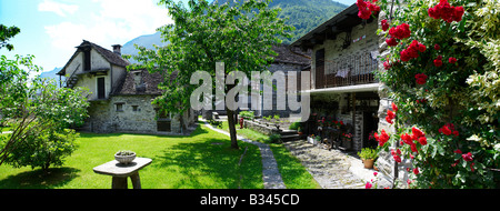 Traditionellen Bauernhäuser steinernen, Brione, Val Verzasca, Tocino, Schweizer Alpen Stockfoto