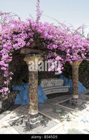 Ein Bouganvila wächst über eine schattige Sitzecke in der Plaza De La Glorieta in Las Manchas, La Palma, Kanarische Inseln Stockfoto