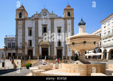 Praça Giraldo mit der Kirche Santo Antao in Évora, Alentejo, Portugal Stockfoto