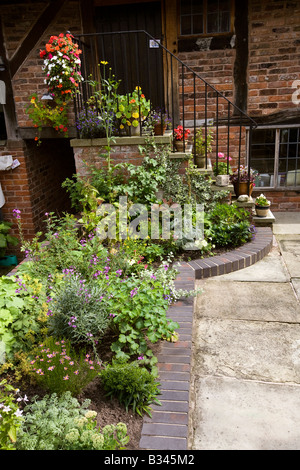 Bunte Blütenpracht UK Cheshire Knutsford Heritage Centre in Hof Stockfoto