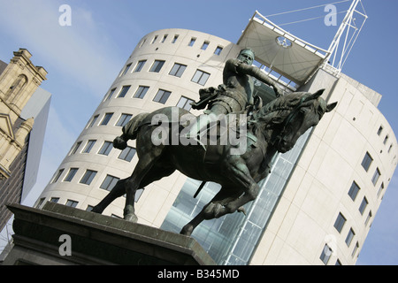 City of Leeds, England. Die Reiterstatue des Schwarzen Prinzen, Edward of Woodstock in Leeds City Square. Stockfoto