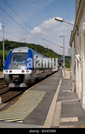 Zug von Epernay in Avenay Val d ' or-Station, Champagne-Ardenne, Frankreich Stockfoto