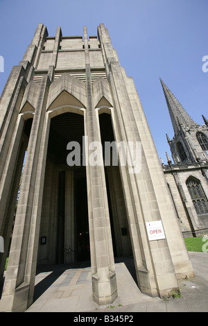 Stadt von Sheffield, England. Niedrige abgewinkelt, Blick auf den modernen Eingang Sheffield Cathedral. Stockfoto