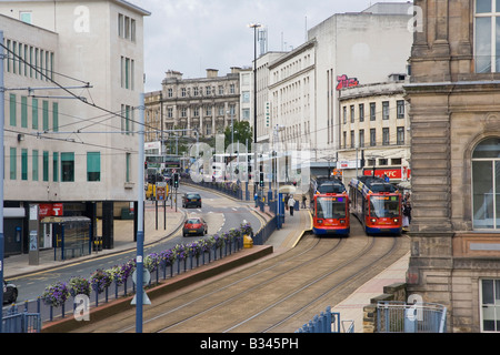 Fitzalan Quadrat Sheffield mit zwei Supertrams Stockfoto