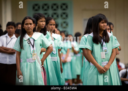 Studenten-Line up für den ersten Schultag an Mansalay katholische High School in Mansalay, Oriental Mindoro, Philippinen. Stockfoto