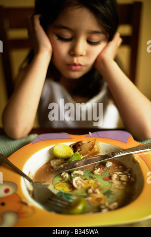 Fünf Jahre altes Mädchen wird über ihr Essen choosey und beschließt, sie mag nicht mehr Essen Rosenkohl Stockfoto