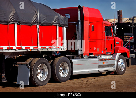 Große rote Stahl-LKW Stockfoto