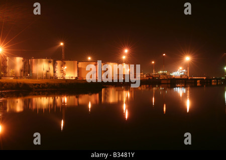 Nacht Öltanks im Hafen Stockfoto