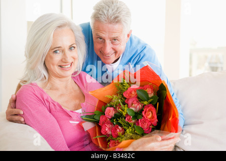 Mann und Frau Blumen halten und Lächeln Stockfoto