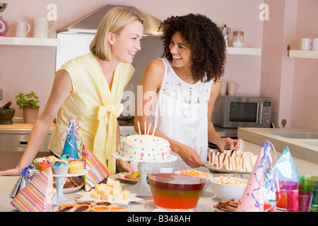 Zwei Frauen auf Party immer lächelnd sandwiches Stockfoto