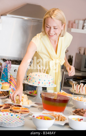 Frau auf Party immer Torte aus Essen Tisch lächelnd Stockfoto