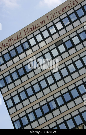 Stadt von Sheffield, England. Abgewinkelte Nahaufnahme der Sheffield Hallam University City Campus in Arundel Gate. Stockfoto