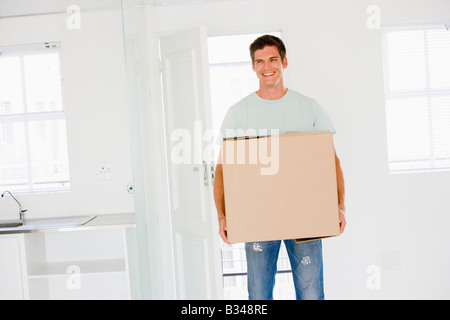 Mann mit Umzug in die neue Heimat lächelnd-box Stockfoto