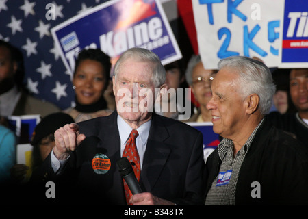 Ex-Präsidenten Linwood Holton und Douglas Wilder Werbetätigkeit für demokratische Kandidat für Gouverneur Tim Kaine. Stockfoto