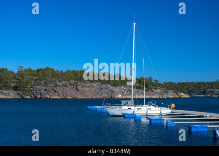 Nebensaison auf Sandhamn (Insel Sandö) in den Schären von Stockholm, Schweden. Insel mit schönen Stränden und idyllischen Umgebung Stockfoto