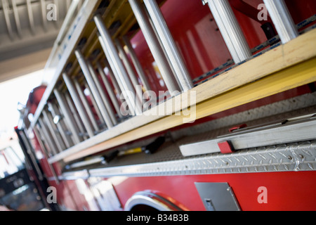 Schuss ein Feuerwehrauto mit Leiter (Schärfentiefe) Stockfoto