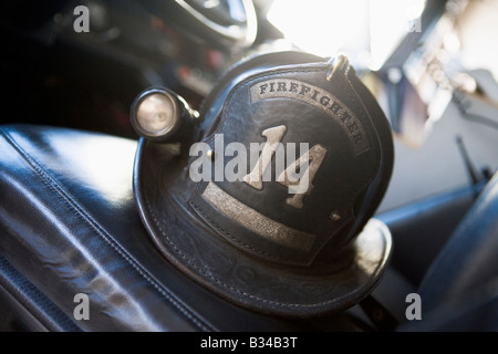 Feuerwehr Helm im Feuerwehrauto auf Sitz (Tiefenschärfe) Stockfoto
