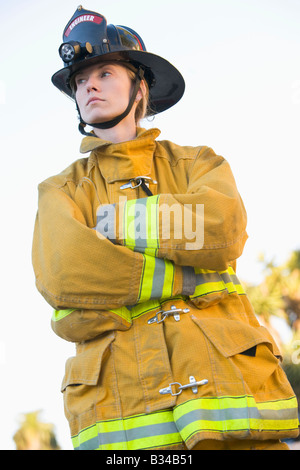 Firewoman stehen im Freien tragen Helm Stockfoto