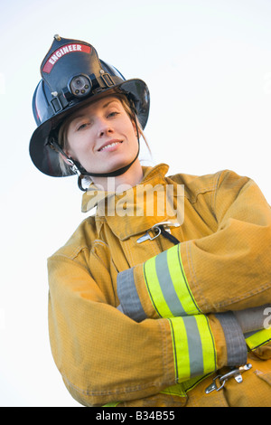 Firewoman stehen im Freien tragen Helm Stockfoto