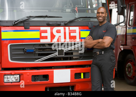Steht man vor Feuerwehrauto Feuerwehrmann Stockfoto