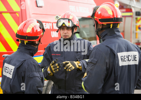 Drei Retter sprechen von Rettungsfahrzeug Stockfoto