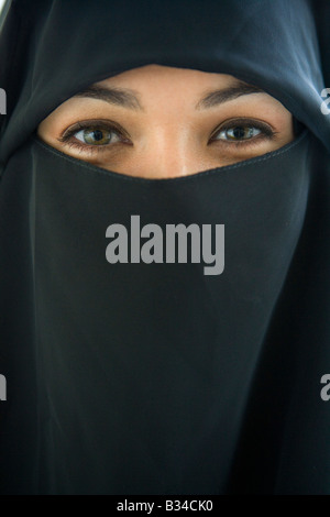 Frau trägt schwarze Schleier drinnen Stockfoto