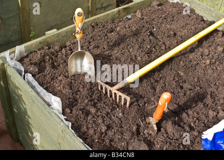 Garten Handwerkzeuge zur Erstellung eines neuen angehoben Kunststoff isolierte Samen Pflanzer Stockfoto