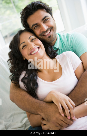 Paar im Wohnzimmer umarmen und lächelnd (high-Key) Stockfoto