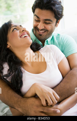 Paar im Wohnzimmer umarmen und lächelnd (high-Key) Stockfoto