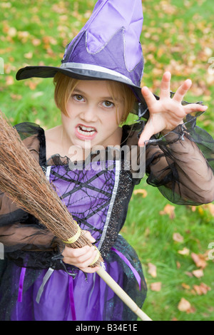 Junges Mädchen im Freien in Hexenkostüm für Halloween Stockfoto