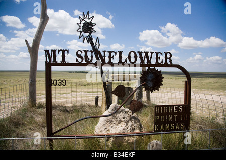 Zeichen und Schrein im Mount Sunshine, der höchste Punkt in Kansas. Stockfoto