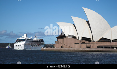 Ein Kreuzfahrtschiff, das Sydney Opera House in Sydney, New South Wales in Australien übergeben. Stockfoto