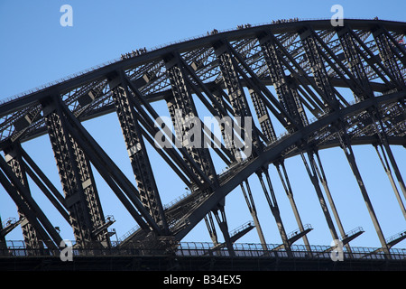 Nahe, zeigt Kletterer auf der Sydney Harbour Bridge in Sydney, Australien. Stockfoto