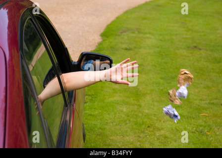 Person werfen Müll aus Autofenster Stockfoto