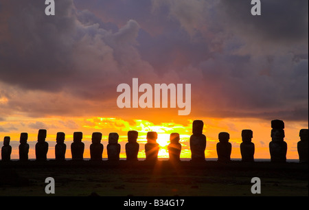 Die Ahu Tongariki Maoi Statuen, restauriert im Jahr 1992 bei Sonnenaufgang auf die Osterinsel oder Rapa Nui in Chile. Stockfoto