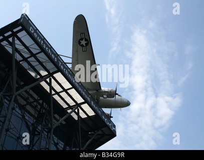 Außenansicht des Deutschen Technikmuseum in Berlin mit dem Flugzeug c-47 Skytrain auf Dach montiert, Juni 2008 Stockfoto