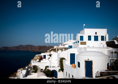 Kykladen-Architektur Hotels Häuser über die Caldera ia Oia Santorini griechische Inseln Griechenland Mittelmeer Meerblick Stockfoto