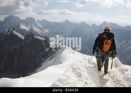 Kletterer verlassen die Aiguille Du Midi Liftstation.  Bergsteigen in den französischen Alpen. Stockfoto