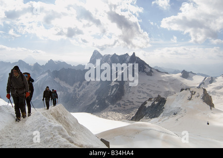 Kletterer kommen in der Aiguille Du Midi Station.  Grand Jorasses hinter. Stockfoto