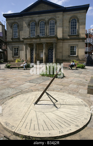 Stadt von Sheffield, England. Horizontale Sonnenuhr im Garten der Oberkapelle Unitarian bei Norfolk Street. Stockfoto